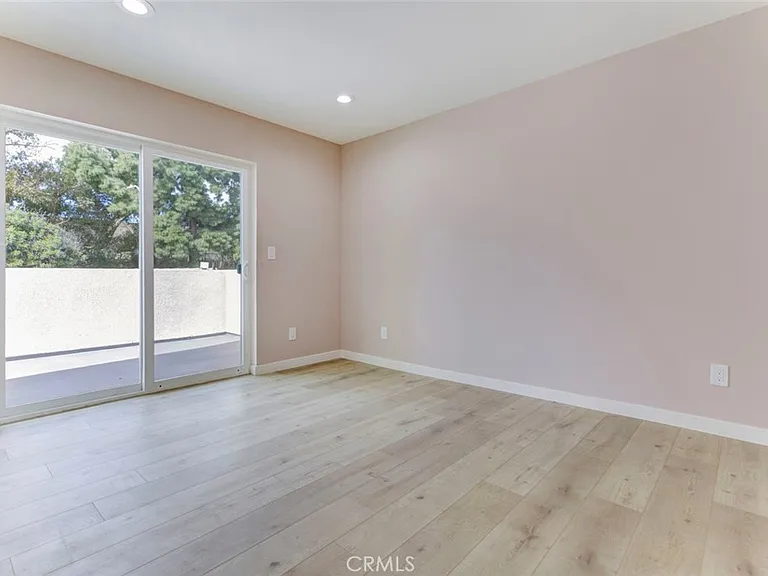 15557 Wyandotte St — Photo 19