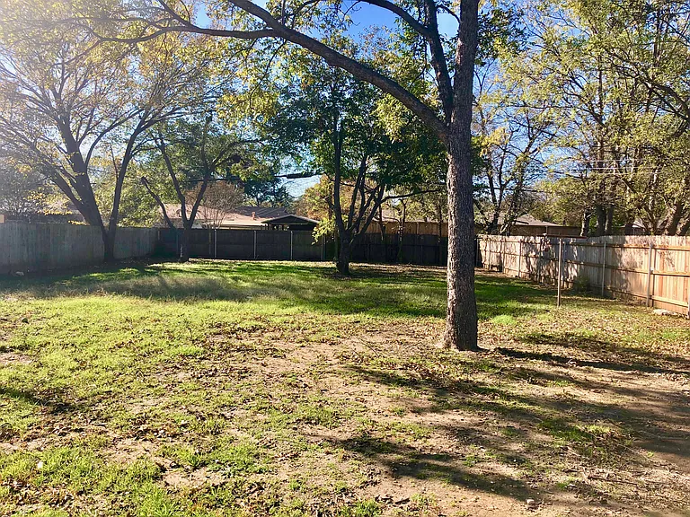 913 Russell Ln — Photo 10