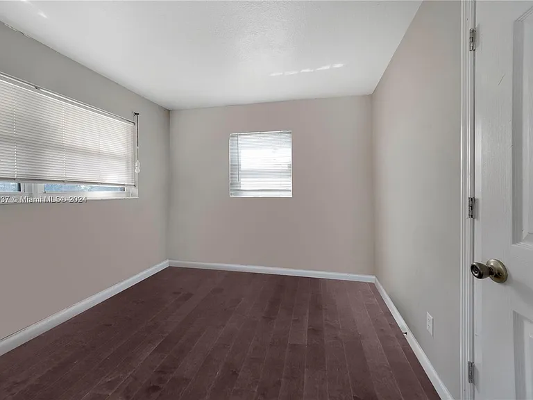 628 SW 4th St — Photo 5