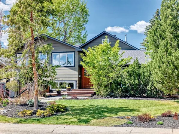 43 E Westview Dr SW, Calgary, AB T3C 2R8