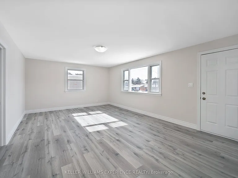 52 Cundles Rd E #UPPER — Photo 5