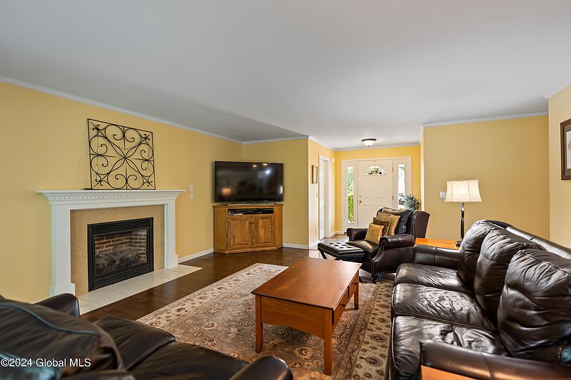 4th image of 12 Lancaster Court