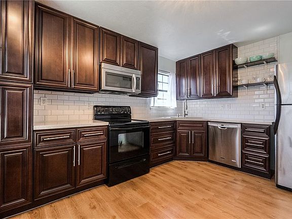 3rd image of 3406 Briaroaks Dr