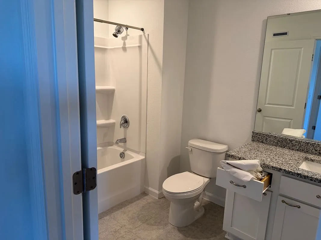 3 bed, 2.5 bath, 1422 sqft, $2,100 — Photo 2