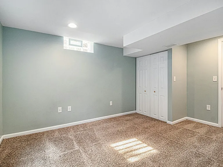 1035 N Maple Rd — Photo 16