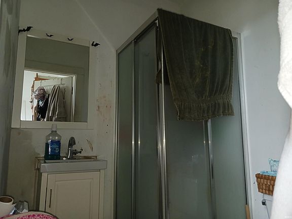 4th image of 925 Burgess St