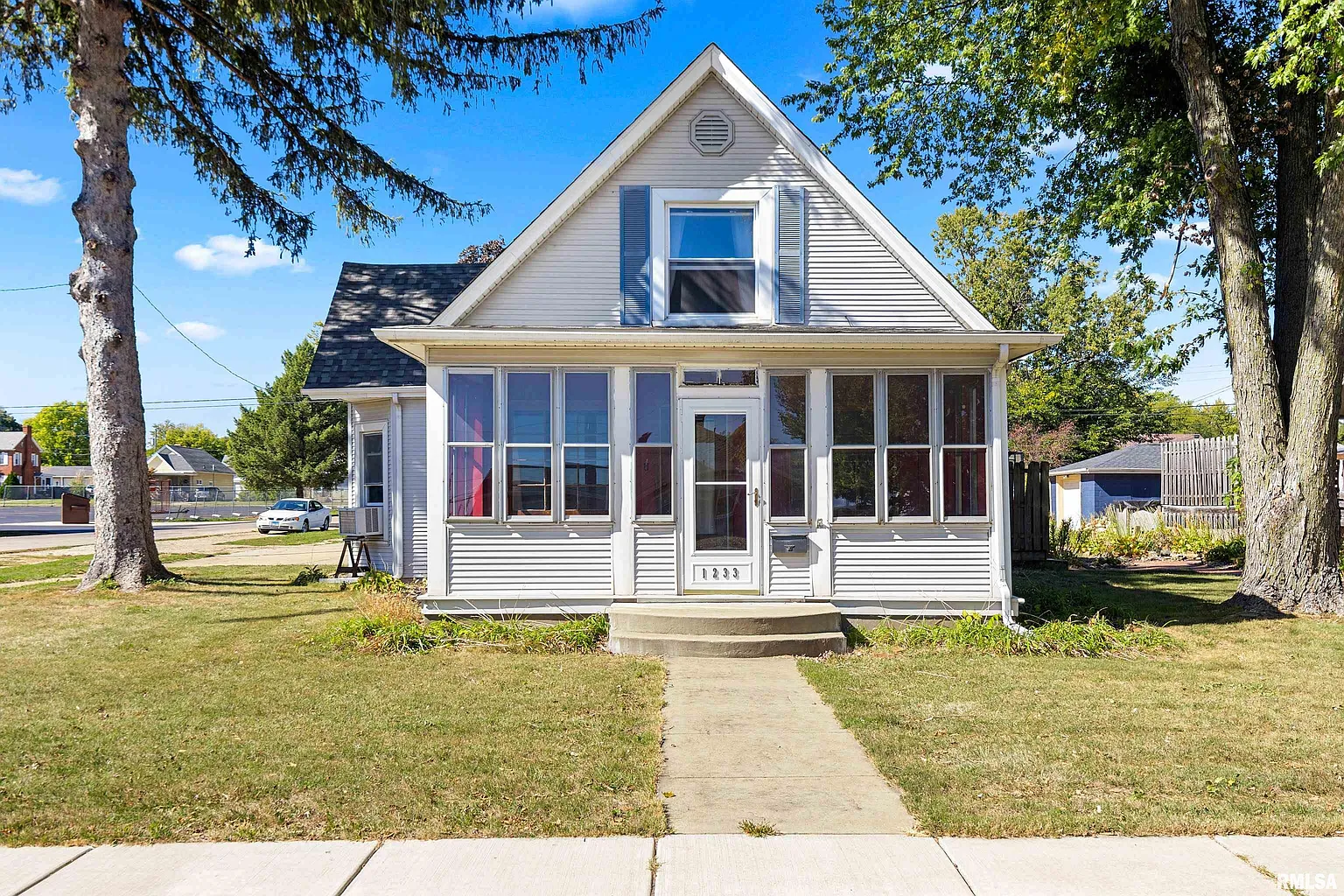 1233 N 5th St photo 1