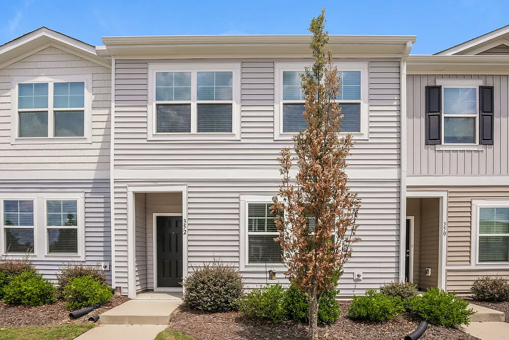 3 bed, 2.5 bath, 1590 sqft, $1,685 — Photo 1
