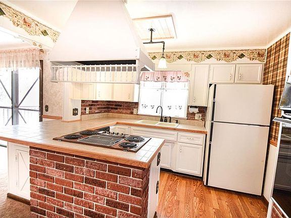5th image of 104 Colby St