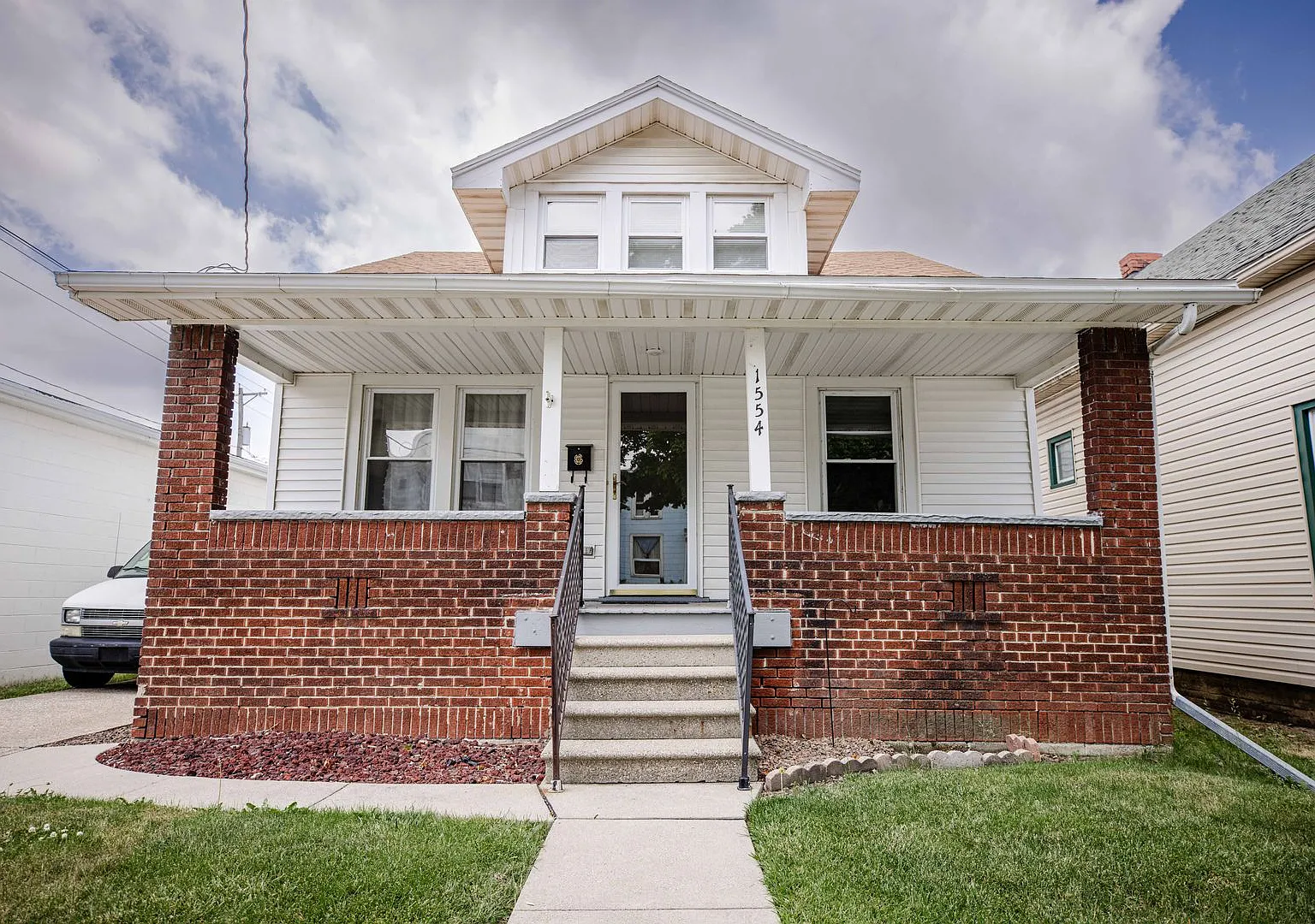 Beautiful Two Bedroom home with large upstairs bonus room. New appliances, washer and dryer, many... — Photo 1