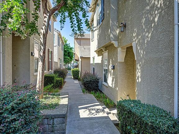 2nd image of 133 Talmont Cir #133