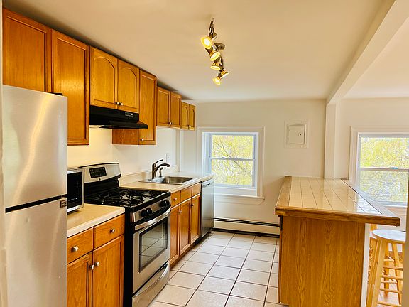 2nd image of 37 Waverly St APT 3