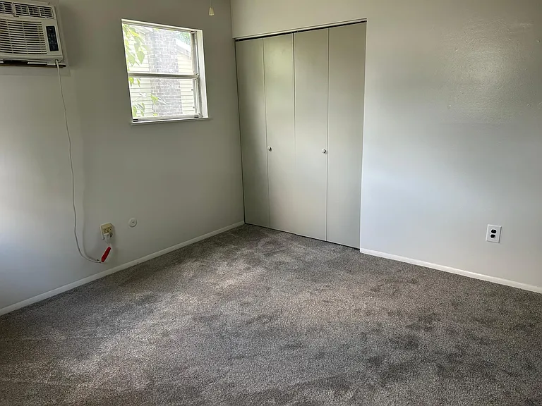 MBR with double closet. Large AC cools entire 2nd floor.