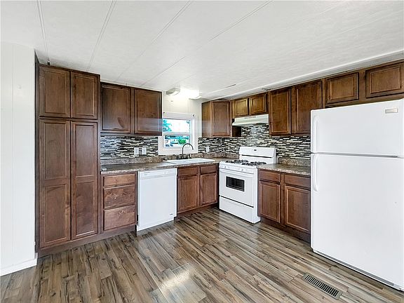 4th image of 702 Pine Ln