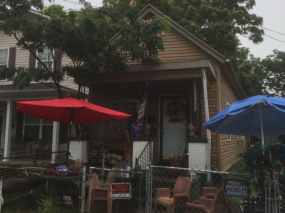 2nd image of 323 E 5th St