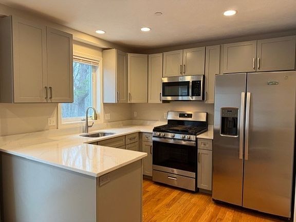 2nd image of 1418 Main St #104