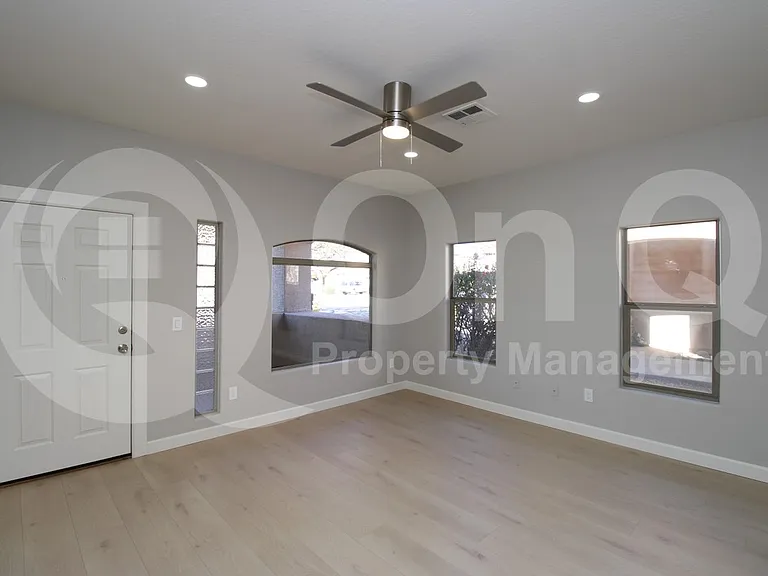 3003 E Kings Ave — Photo 8