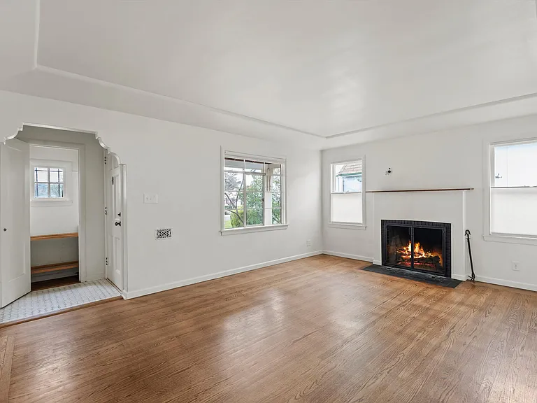 2225 9th Ave — Photo 3