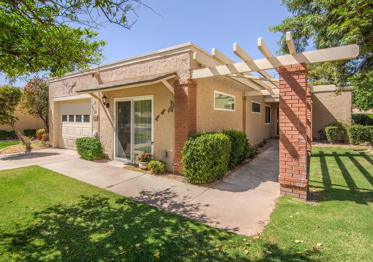 Welcome to this charming 2-bedroom, 2-bathroom home located in the vibrant 45+ Active Adult Resor... — Photo 1