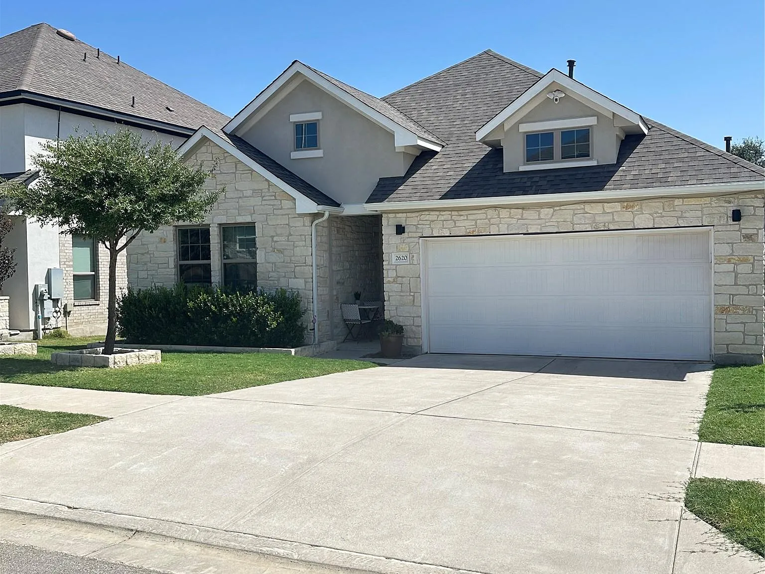 4 bed, 3.0 bath, 2298 sqft, $2,350 — Photo 2