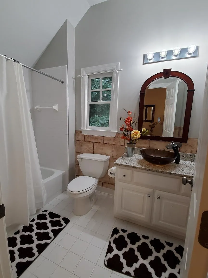 1435 Hedgewood Ln NW — Photo 4