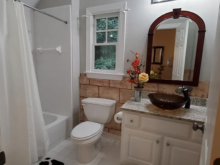 1435 Hedgewood Ln NW — Photo 4