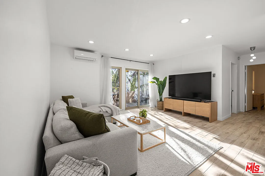 2 bed, 2.0 bath, 967 sqft, $3,200 — Photo 4
