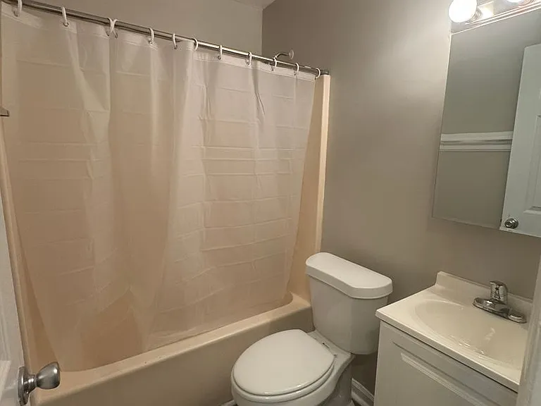 622 Raynor St — Photo 3