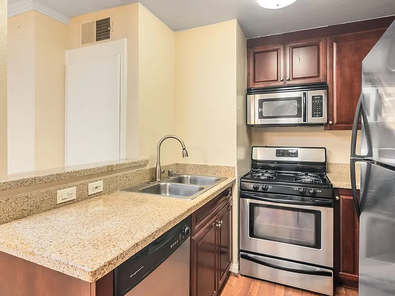 5500 Owensmouth Ave #216-P229 — Photo 6