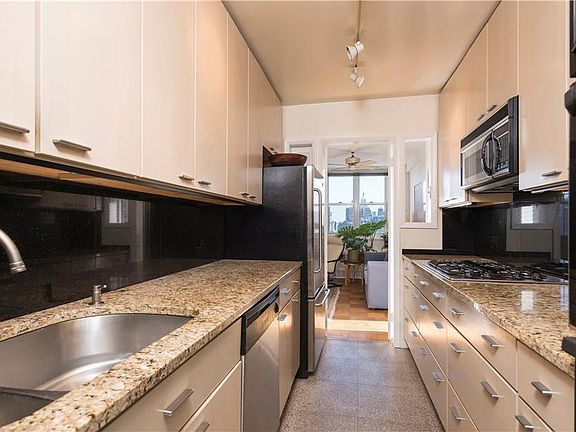 5th image of 61 7th Ave #19B