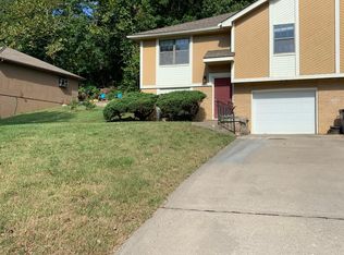 9818 Red Oak Ln, Parkville, MO 64152