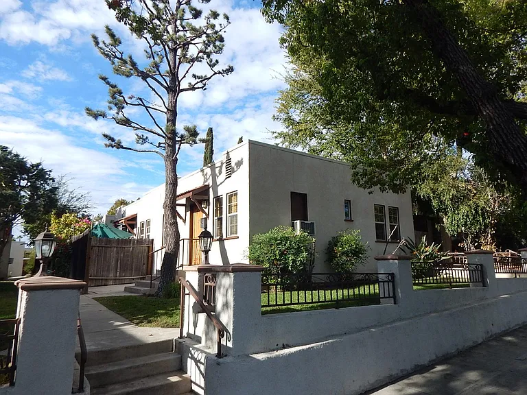 809 E Tujunga Ave — Photo 5