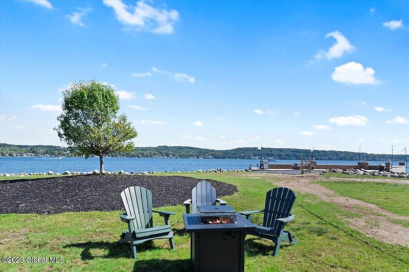 3rd image of 2 Woods Edge Court