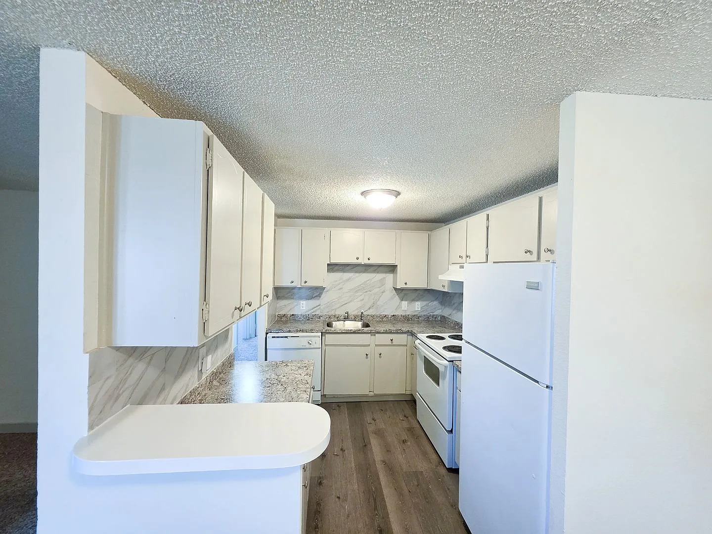 Sunstone Apartments — Photo 4