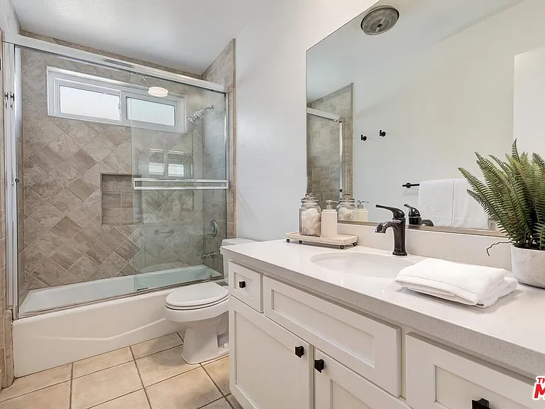 1337 Berkeley St #7 — Photo 11