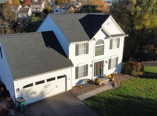 609 Firethorn Dr, Douglassville, PA 19518