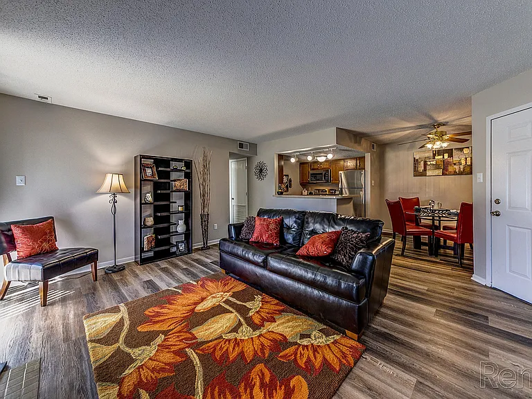Country Club Place Apartments — Photo 24