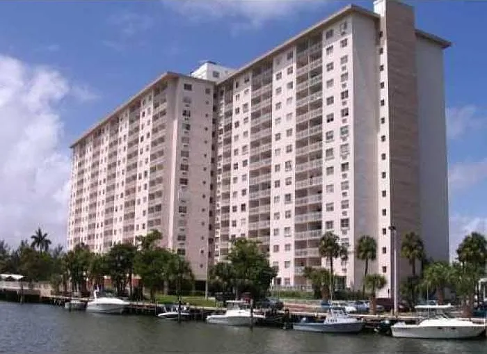 400 Kings Point Dr #105 — Photo 1