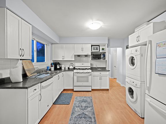 3rd image of 3949 Sefton St