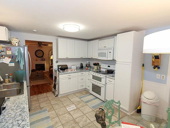 5th image of 131 Amber Ave