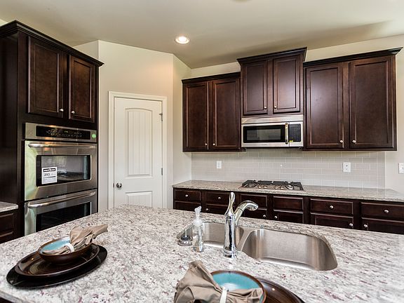 5th image of 7915 Gabriela Dr NW