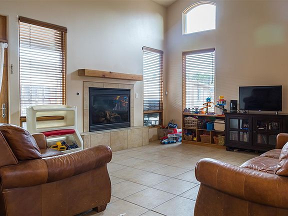 4th image of 40 Santolina St