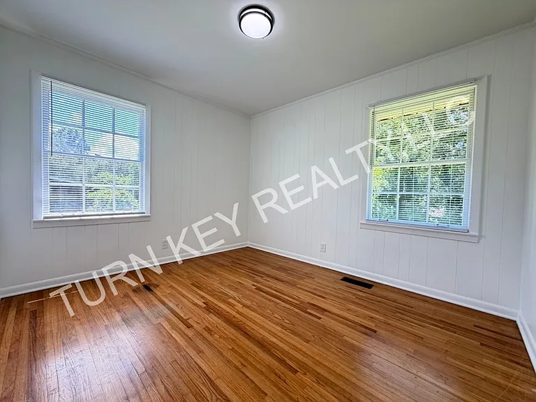 1708 Rogina St — Photo 10