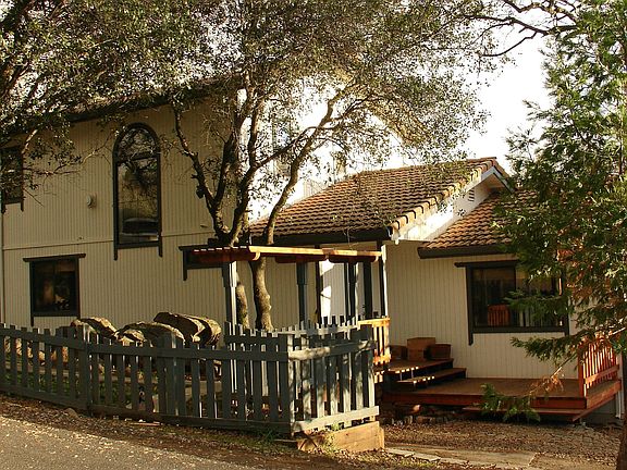 VIEW OF THE FRONT OF THE HOUSE