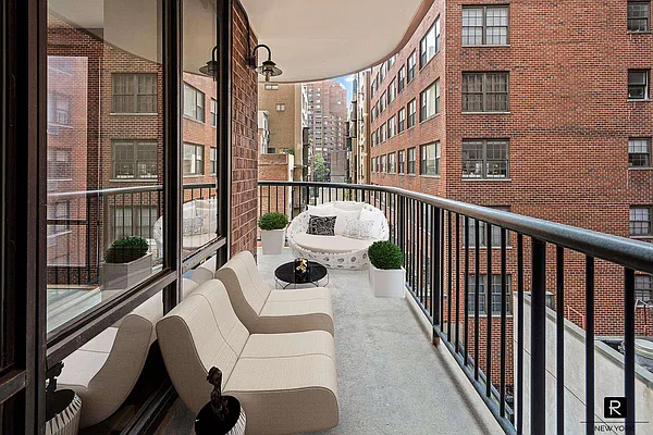 Sold by R New York | media 24