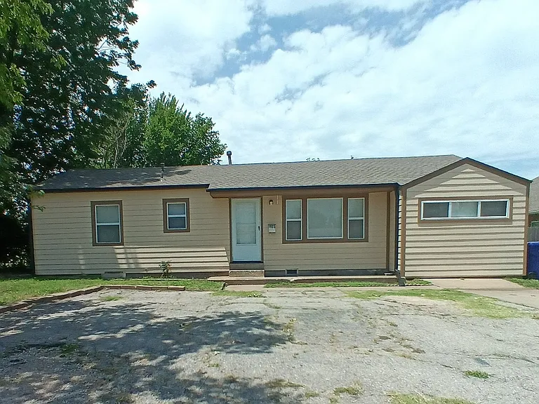 1405 Sandra Dr — Photo 1
