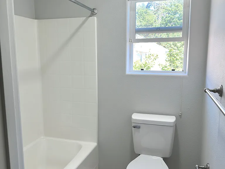 220 NE 57th Ave — Photo 9