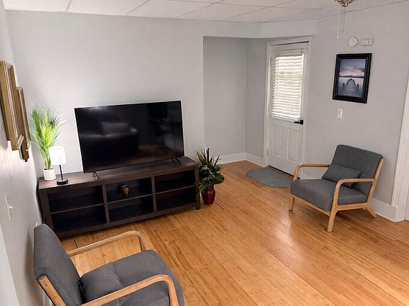2nd image of 611 W Henley St #2