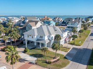 923 Short Reach Dr, Tiki Island, TX 77554