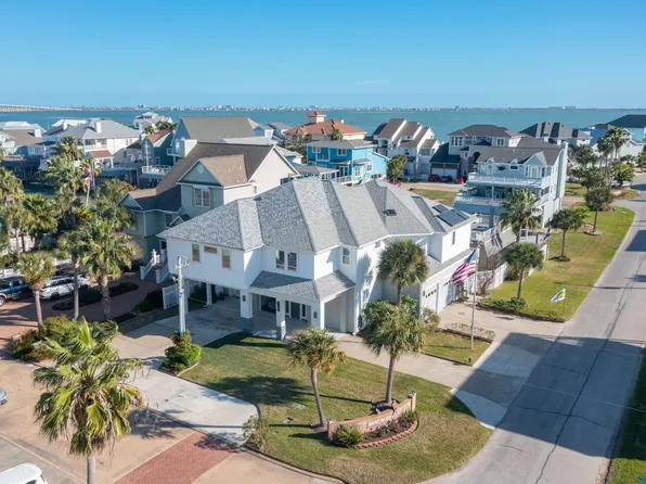 923 Short Reach Dr, Tiki Island, TX 77554